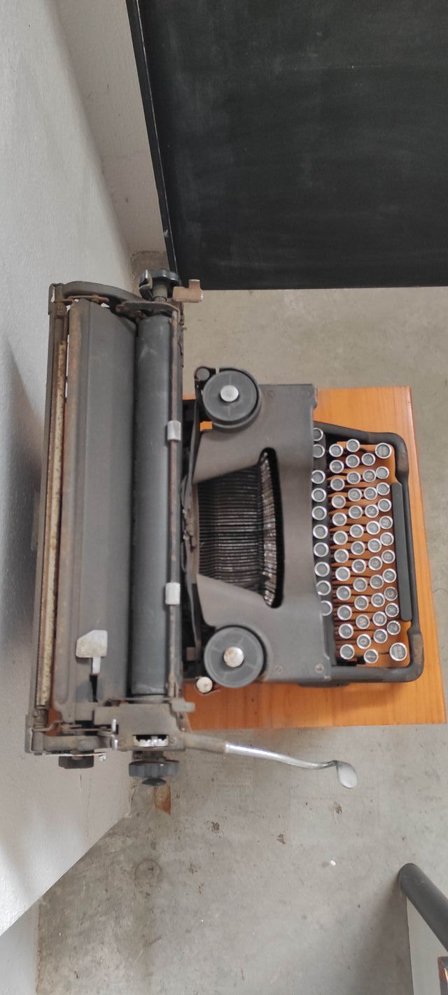 MAQUINA DE ESCRIBIR ANTIGUA 