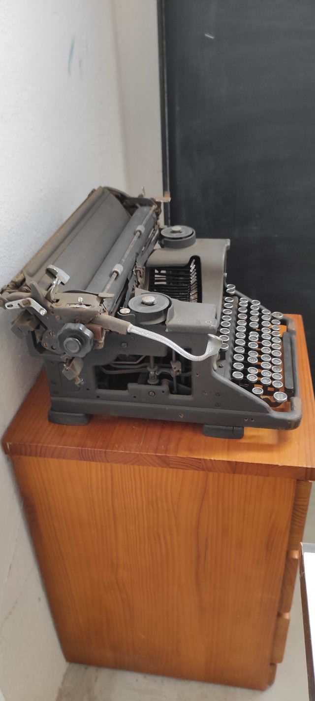 MAQUINA DE ESCRIBIR ANTIGUA 