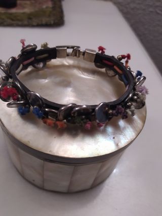 Pulsera plateada y cuero.Uno de 50