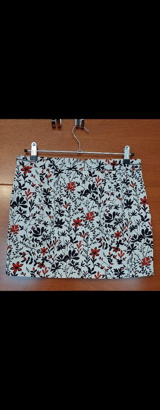 Chica Minifalda MANGO