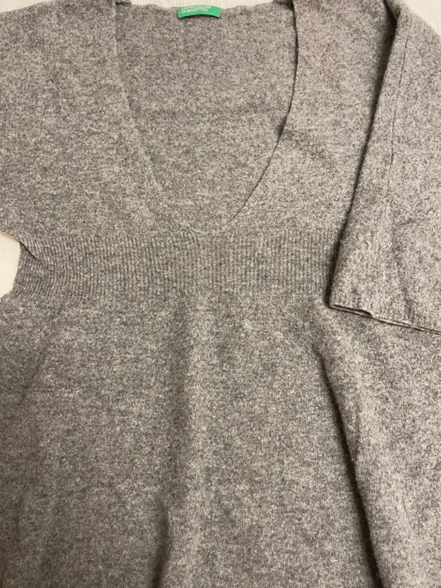 Pullover con scollo grigio