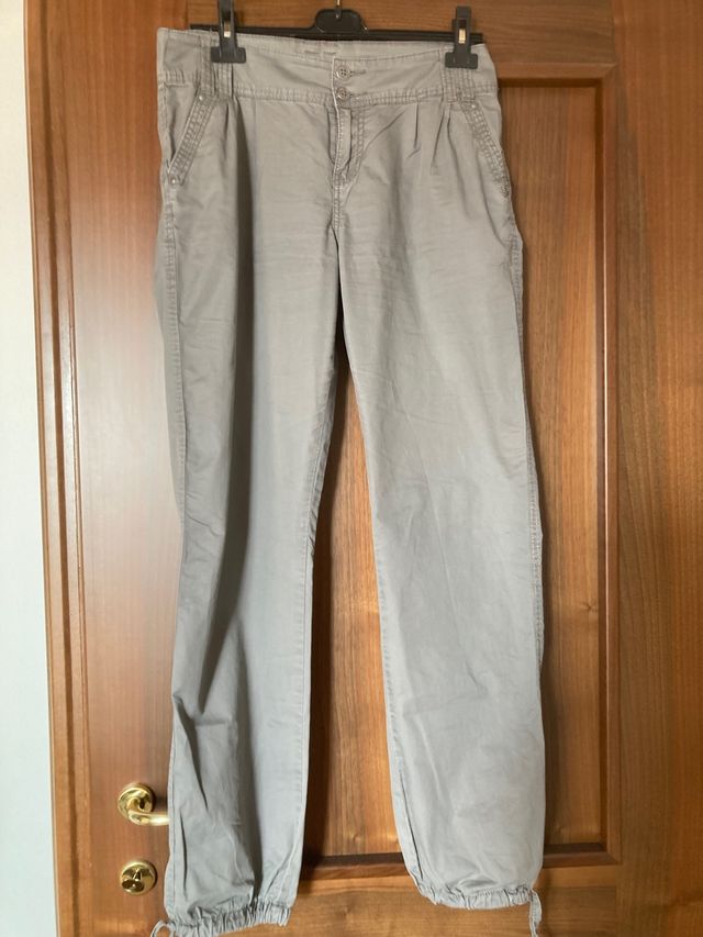 Pantaloni modello sportivo verde oliva