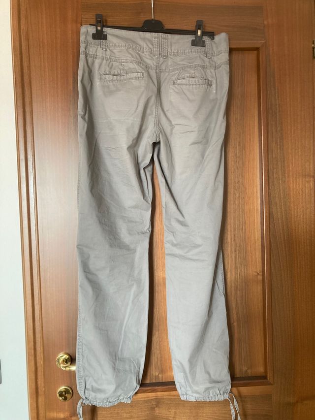 Pantaloni modello sportivo verde oliva