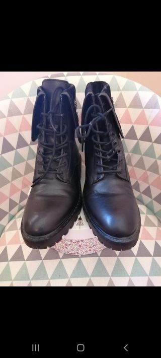 Botas mujer piel negras Zara.