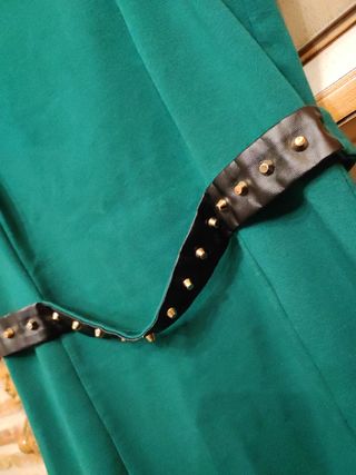 VESTIDO SIN MANGA TACHITAS POLIPIEL