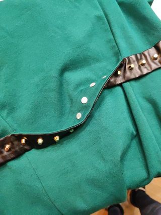 VESTIDO SIN MANGA TACHITAS POLIPIEL