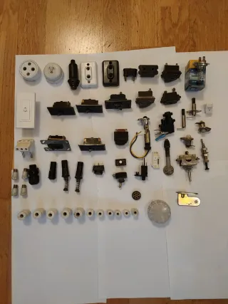 Interruptores, enchufes y otros,antiguos.