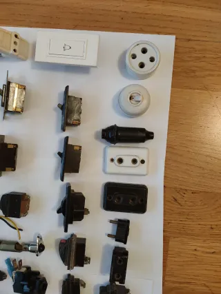 Interruptores, enchufes y otros,antiguos.