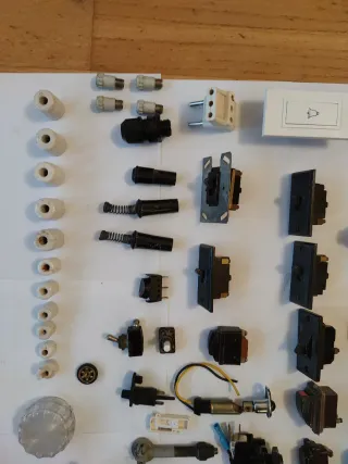 Interruptores, enchufes y otros,antiguos.