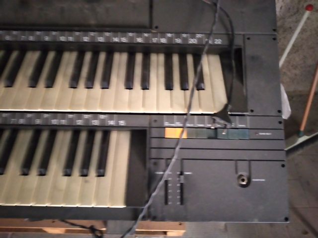 Organo con doppia tastiera vintage