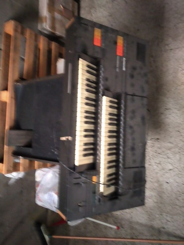 Organo con doppia tastiera vintage