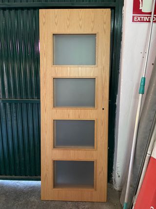 Puerta de madera con cristal 