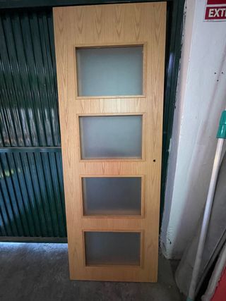 Puerta de madera con cristal 