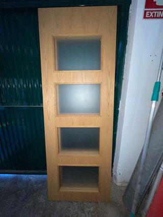 Puerta de madera con cristal 