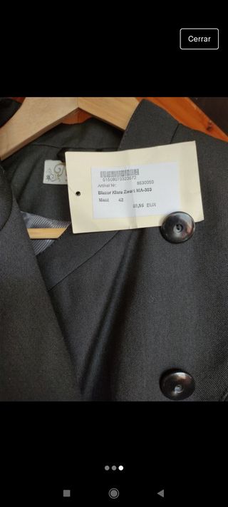 Chaqueta con etiquetas