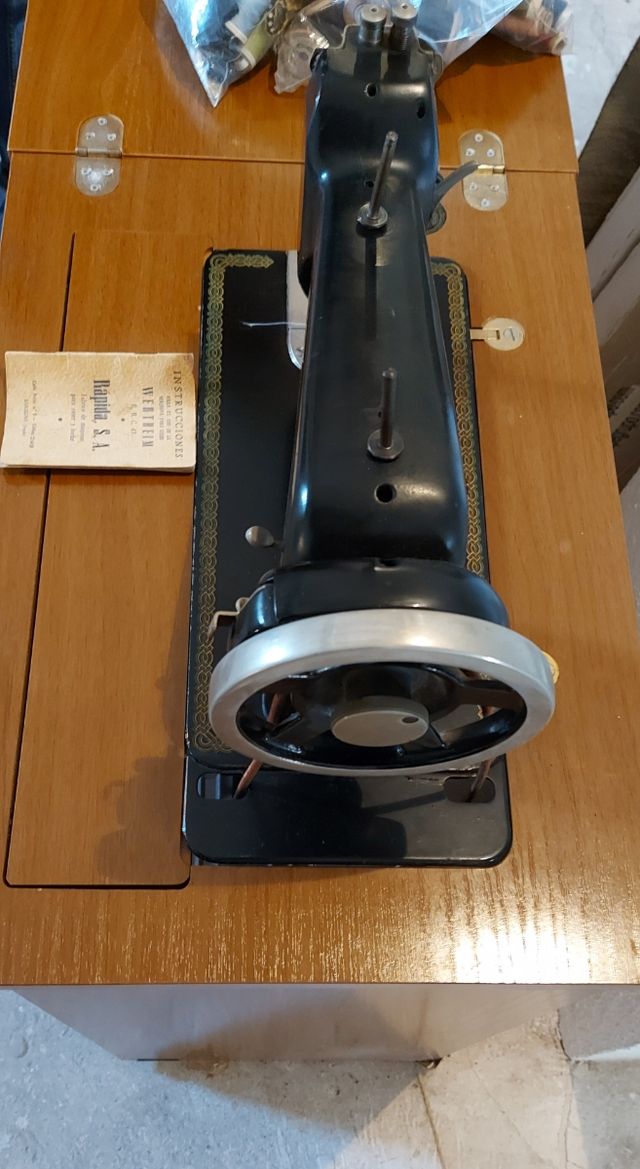 Máquina de coser Antigua con mueble