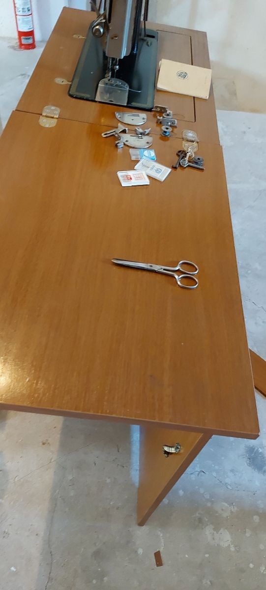 Máquina de coser Antigua con mueble
