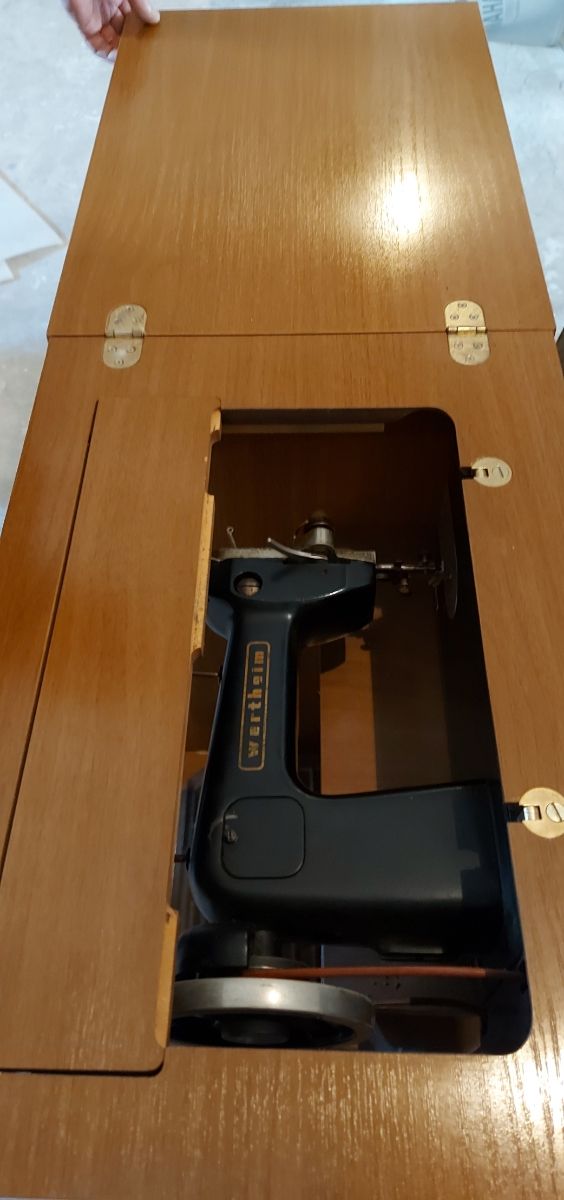 Máquina de coser Antigua con mueble
