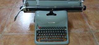 Maquina de escribir antigua