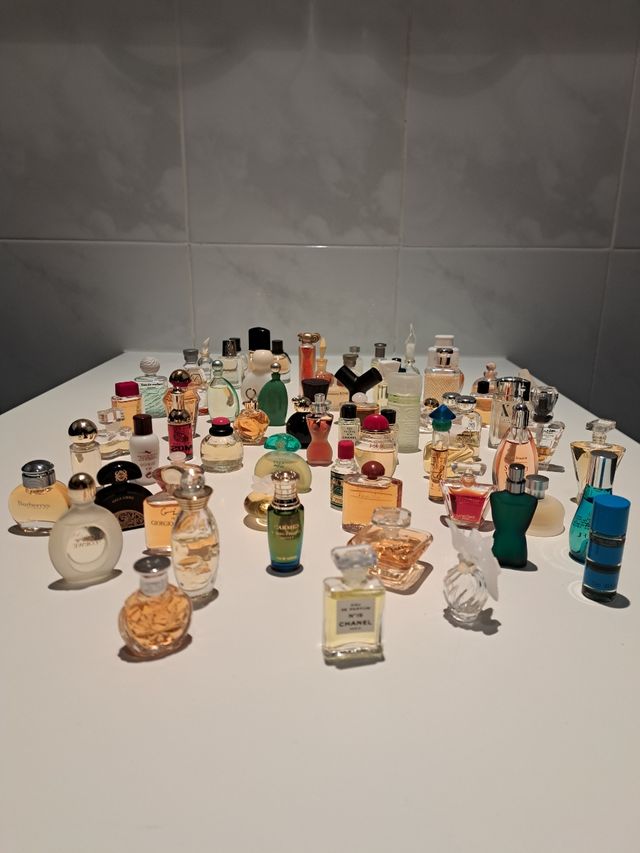 Lote 72 miniaturas de perfume y eau de toilette