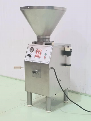 EMBUTIDORA CONTINUA CON VACIO SIA TOLVA 100L