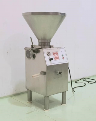 EMBUTIDORA CONTINUA CON VACIO SIA TOLVA 100L