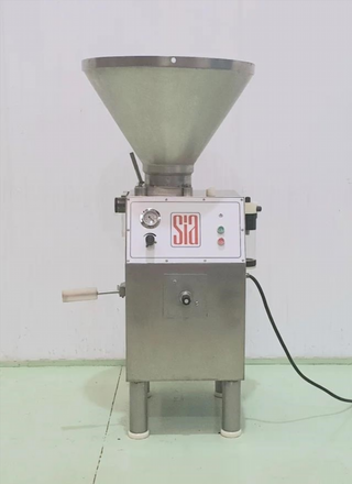 EMBUTIDORA CONTINUA CON VACIO SIA TOLVA 100L