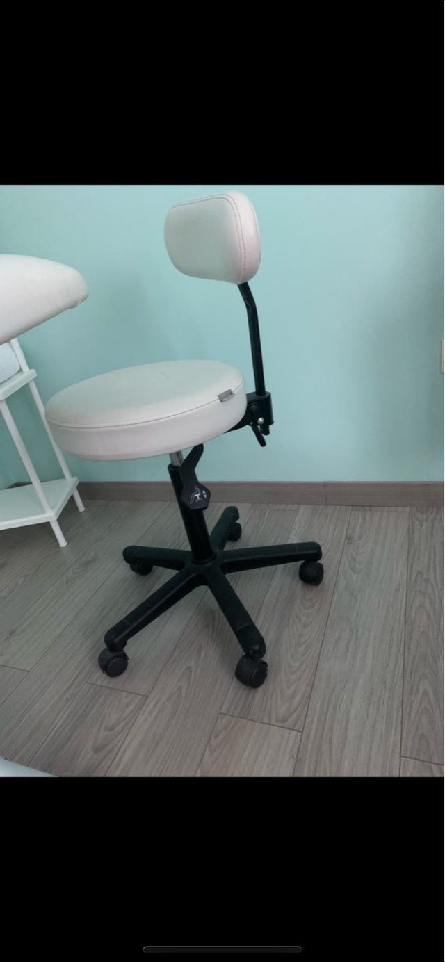 CAMILLA Y TABURETE SORISA