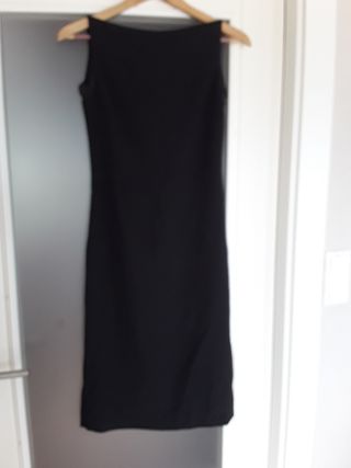 vestido minimalista negro