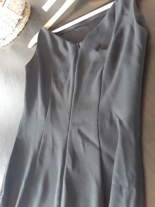 vestido minimalista negro