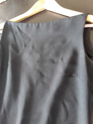 vestido minimalista negro