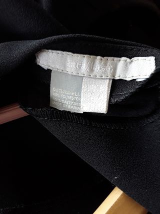 vestido minimalista negro