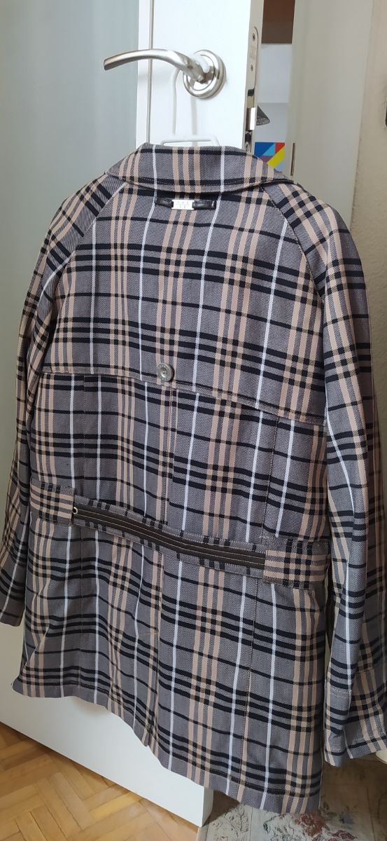 Cazadora tipo Burberry, marca Riverside