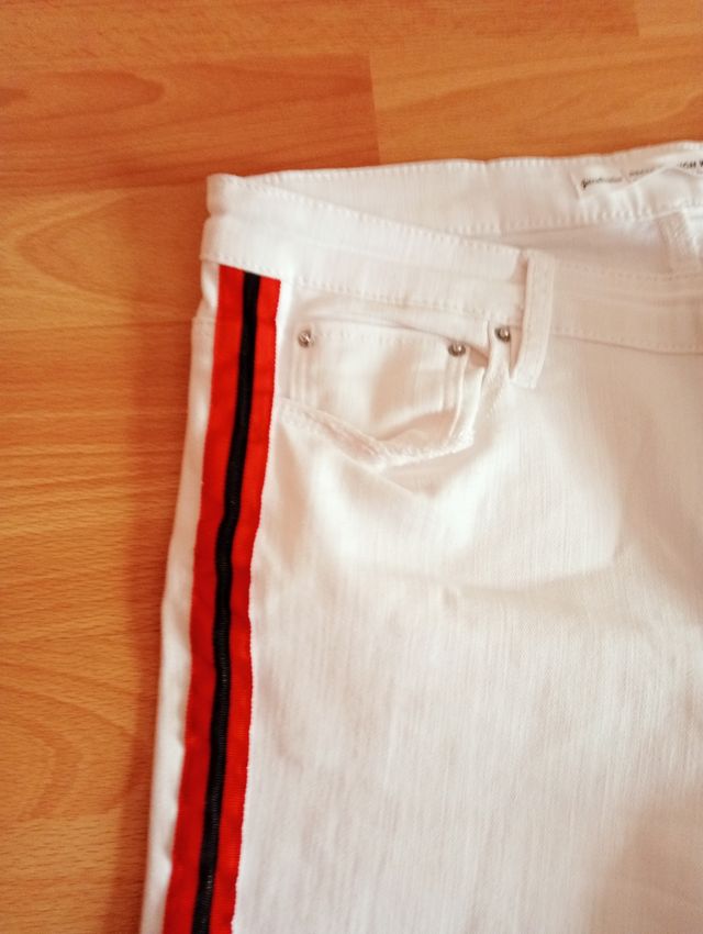Pantalón vaquero blanco Stradivarius ralla lateral