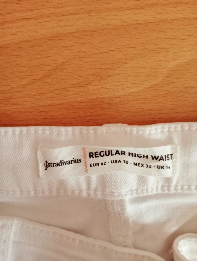 Pantalón vaquero blanco Stradivarius ralla lateral