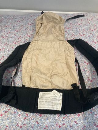 Mochila portabebes Ergobaby y funda impermeable