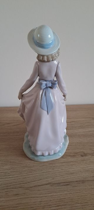 LLADRÓ Niña con Flores
