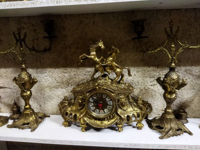 orologio antico e candelieri in bronzo