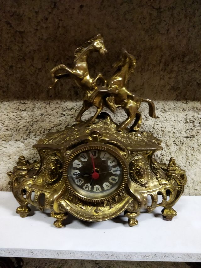 orologio antico e candelieri in bronzo