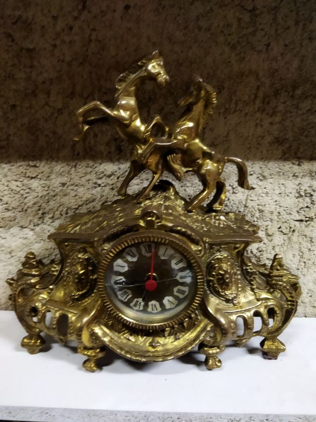 orologio antico e candelieri in bronzo