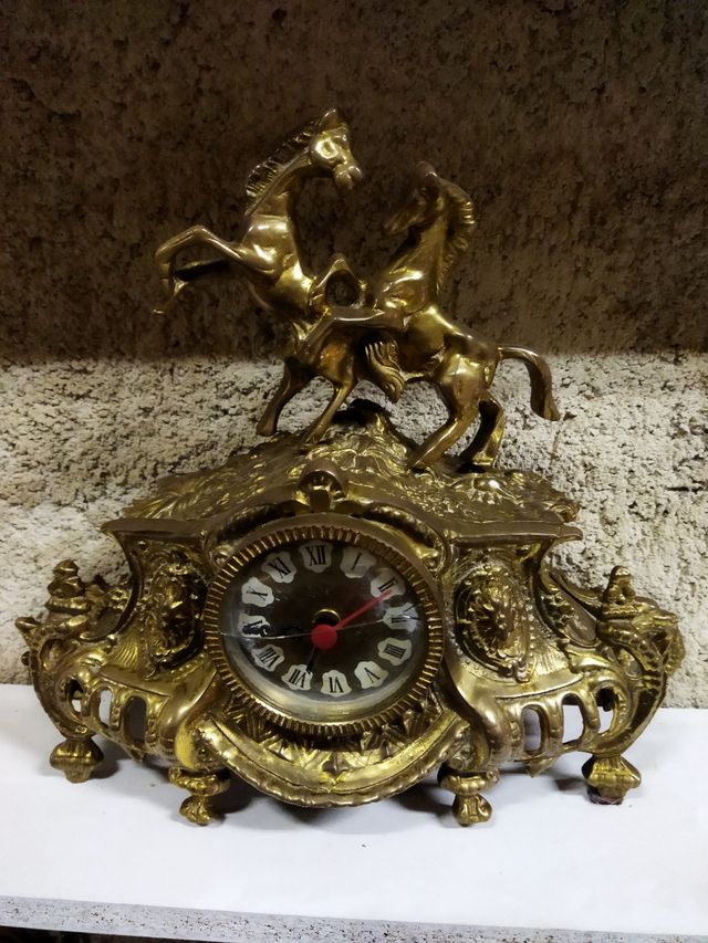 orologio antico e candelieri in bronzo