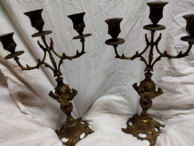 orologio antico e candelieri in bronzo