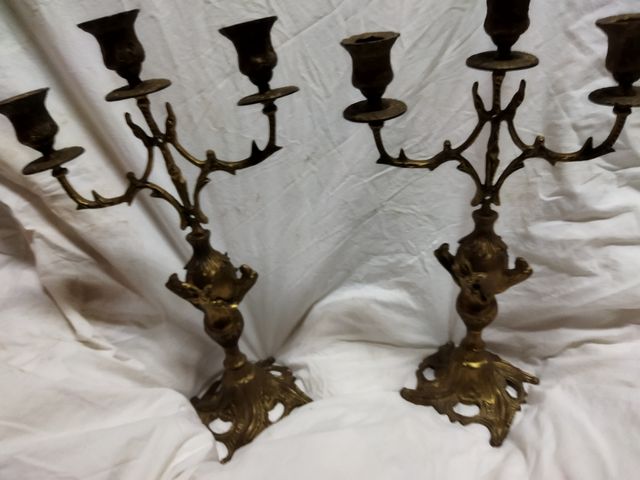 orologio antico e candelieri in bronzo