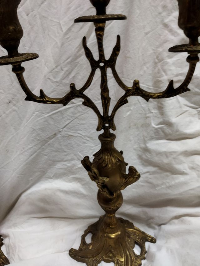 orologio antico e candelieri in bronzo