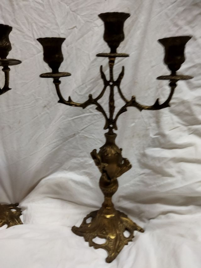 orologio antico e candelieri in bronzo