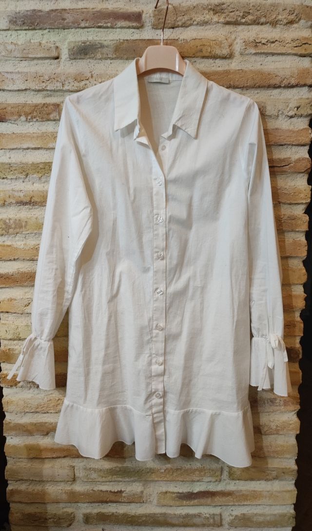 CAMISA BLANCA LARGA ACABADO VOLANTE