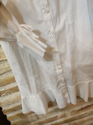 CAMISA BLANCA LARGA ACABADO VOLANTE 