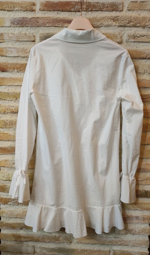 CAMISA BLANCA LARGA ACABADO VOLANTE