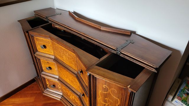 Cassettiera con scrivania e cassettini interni