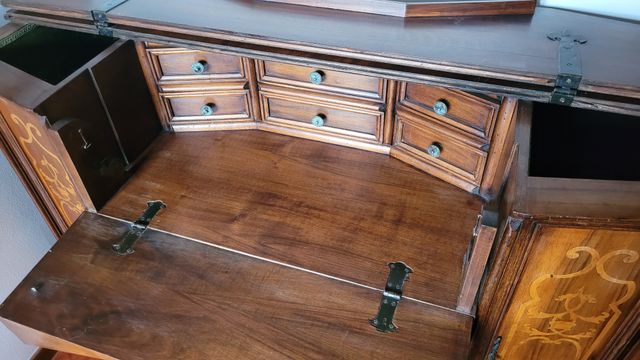 Cassettiera con scrivania e cassettini interni